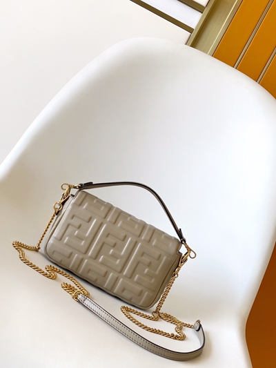 フェンディバッグ背面デザイン